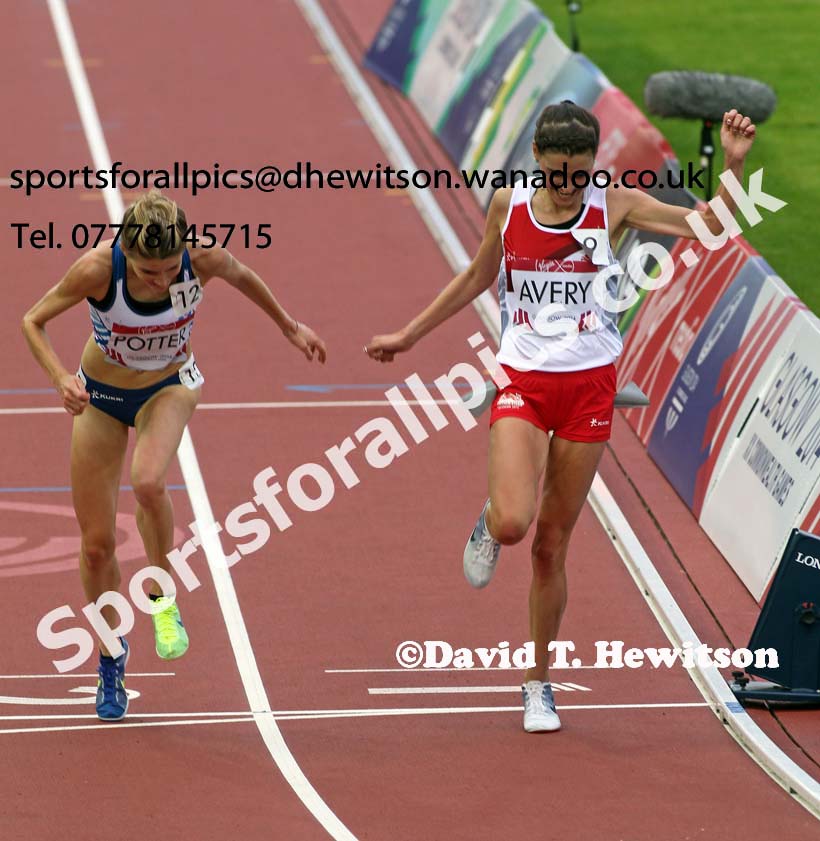 Kate Avery (England) outsprints Beth Potter (Scotland) for 4th place in the 10000 metres, 2014 Commonwealth Games, Glasgow. Photo: David T. Hewitson/Sports for All Pics